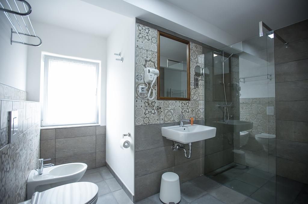 Heartland City B&B Tuzla Esterno foto