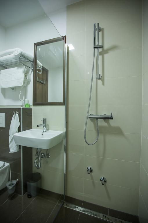 Heartland City B&B Tuzla Esterno foto