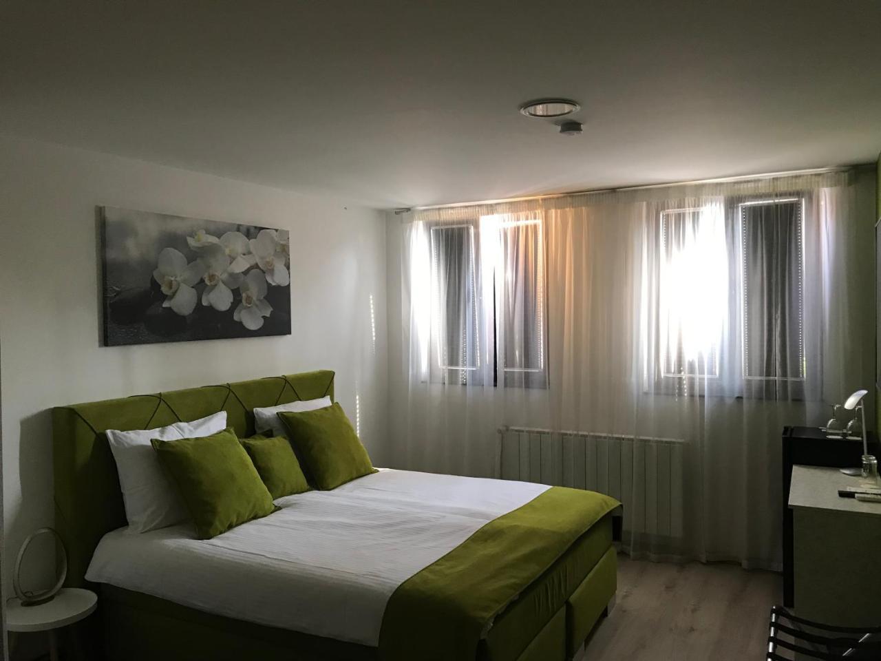 Heartland City B&B Tuzla Esterno foto